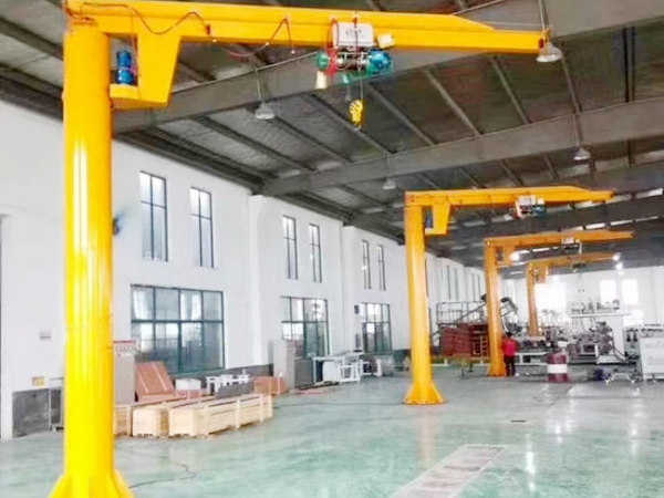 鲁诚重工悬臂吊装车发货